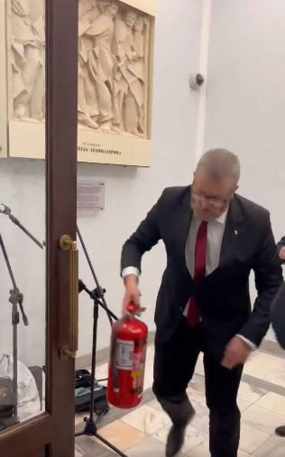 Il deputato estremista del partito Confederazione, Grzegorz Braun, spegne la menorah - il candelabro simbolo dell'ebraismo - accesa in Parlamento per la festa ebraica di Hanukkah, 12 dicembre 2023. Lo ha riferito la presidenza del Parlamento di Varsavia.    NPK    Frame da X / Ultimora.net - POLITICS   +++ATTENZIONE LA FOTO NON PUO' ESSERE PUBBLICATA O RIPRODOTTA SENZA L'AUTORIZZAZIONE DELLA FONTE DI ORIGINE CUI SI RINVIA+++   +++NO SALES; NO ARCHIVE; EDITORIAL USE ONLY+++