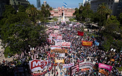 Argentina, proteste contro Milei: scontri e arresti a Buenos Aires