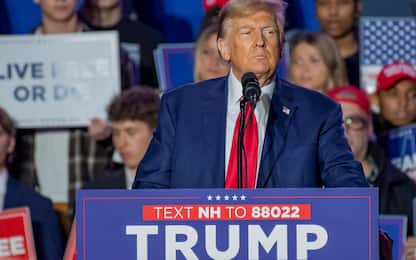 Usa, Trump posta una foto mentre prega, ma la mano ha sei dita