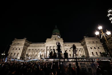 Argentina, economia: presidente Milei promuove deregulation. Proteste