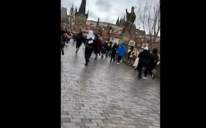 Sparatoria Università Praga, le immagini degli studenti in fuga. VIDEO