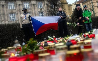 Sparatoria Praga, in Repubblica Ceca è il giorno del lutto nazionale