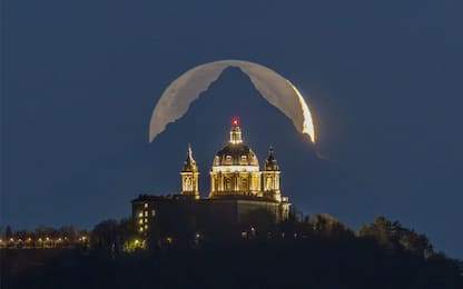 Nasa, la foto del giorno è di Torino: Superga, il Monviso e la Luna