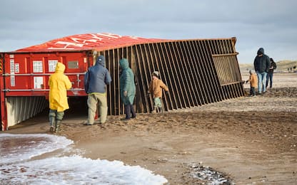 Nave perde decine di container dopo tempesta: le foto dalla spiaggia