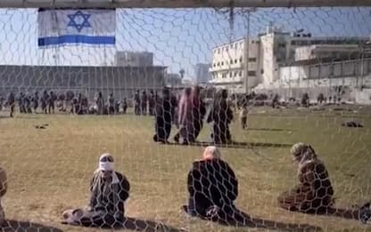 Donne e bambini nudi detenuti in uno stadio a Gaza: il video