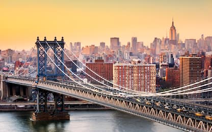 Usa, New York vieta venditori ambulanti dal ponte di Brooklyn