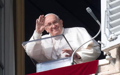 Papa all'Angelus: "Continuiamo a pregare per la pace"
