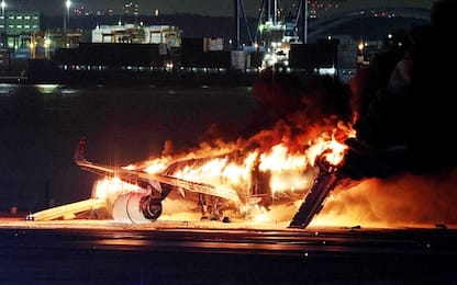 Incidente all'aeroporto di Tokyo: aereo in fiamme sulla pista. FOTO