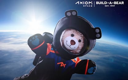 Spazio, l'orsetto spaziale GiGi in volo con l'Axiom 3