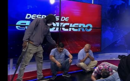 Ecuador, uomini armati e incappucciati irrompono in uno studio tv