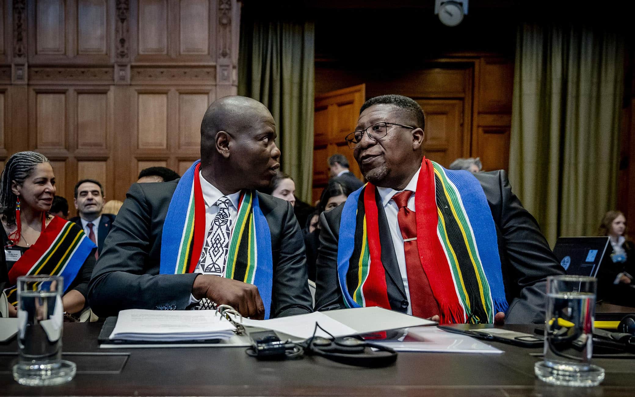 Il ministro della Giustizia sudafricano Ronald Lamola e l'ambasciatore sudafricano nei Paesi Bassi Vusimuzi Madonsela alla Corte internazionale di giustizia