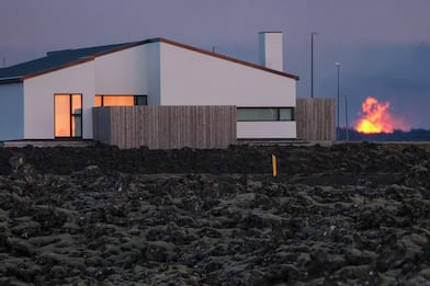 Islanda, eruzione del vulcano a Grindavik: case inghiottite dalla lava