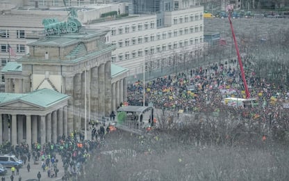 Sciopero agricoltori in Germania, migliaia di trattori a Berlino