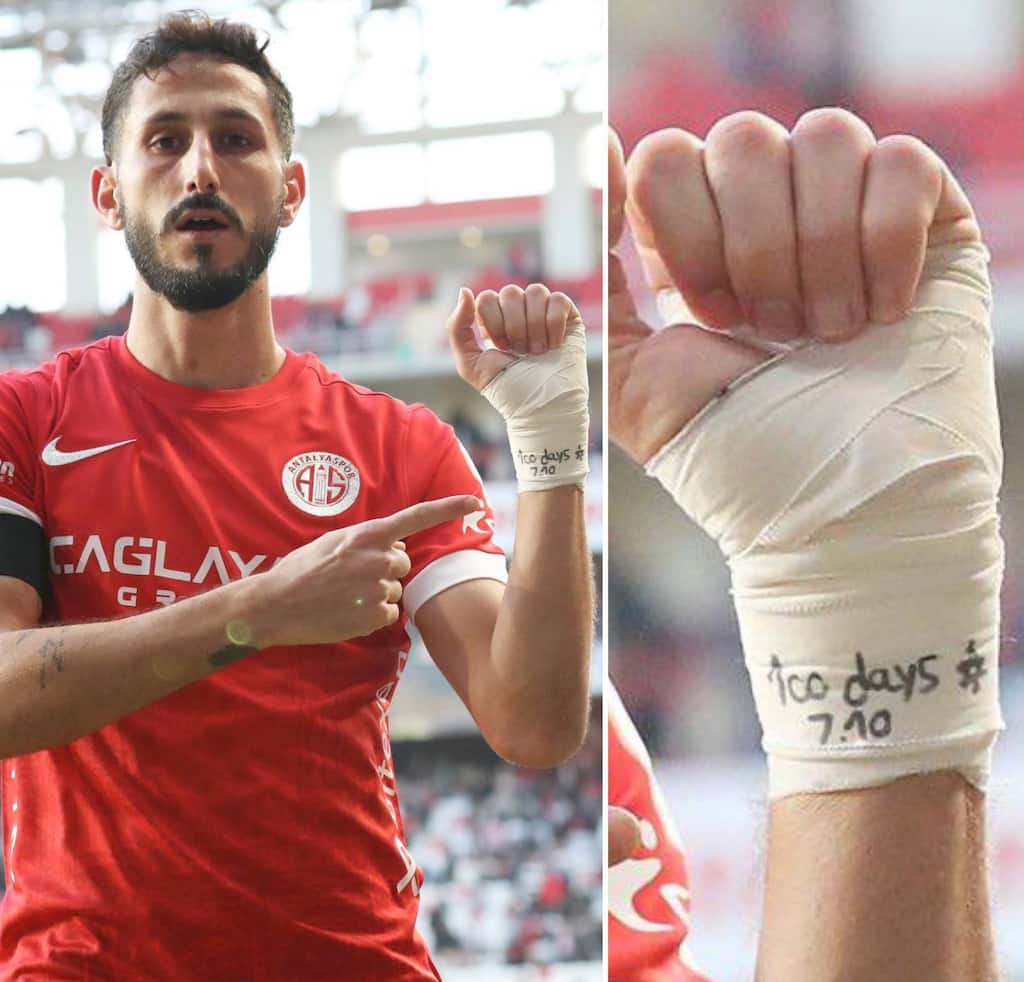 Il messaggio mostrato dal calciatore Sagiv Jehezkel
