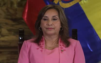 Perù, presidente aggredita da due donne durante un evento
