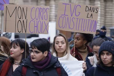 Diritto all'aborto nella Costituzione in Francia, cosa cambia?