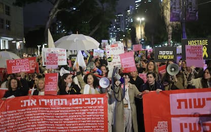 Manifestanti bloccano autostrada a Tel Aviv: "Ostaggi a casa"