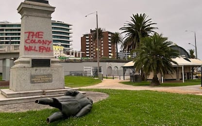 Australia, abbattuta statua dell'esploratore Capitano Cook a Melbourne
