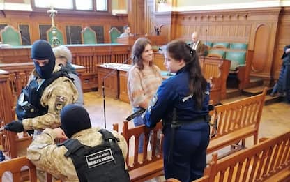 Ilaria Salis a processo in Ungheria: in aula con mani e piedi legati