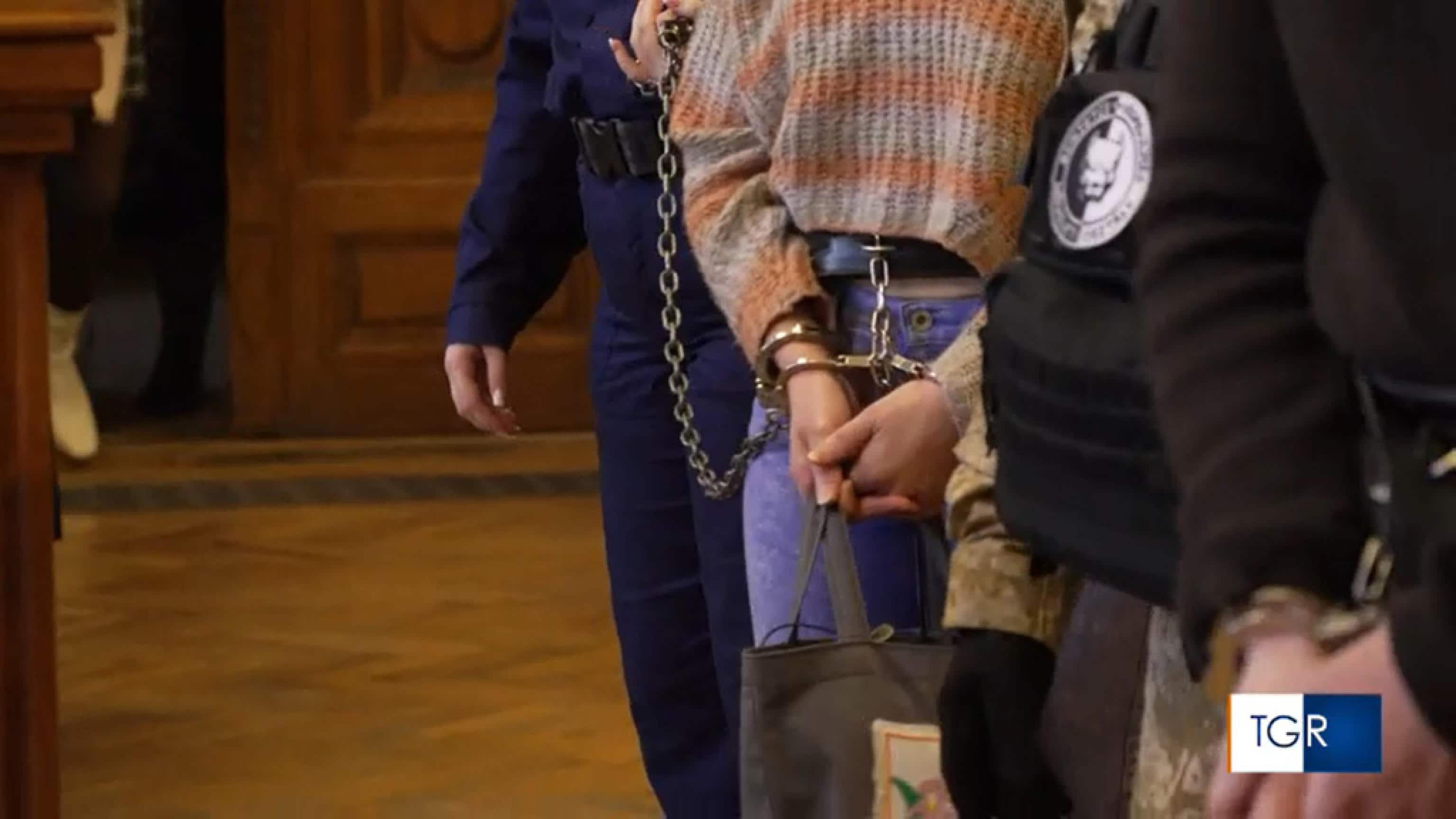 Ilaria Salis è comparsa in aula in catene, con le manette ai polsi e i piedi legati da ceppi di cuoio con lucchetti, 29 gennaio 2024. Lo ha constato l'ANSA in aula a Budapest dove la donna è entrata accennando un sorriso rivolto al pubblico. Una donna delle forze di sicurezza la trascinava per una catena. Salis indossava un maglione chiaro a strisce orizzontali e teneva in mano una borsa scura. ANSA/RAINEWS +++ NPK +++