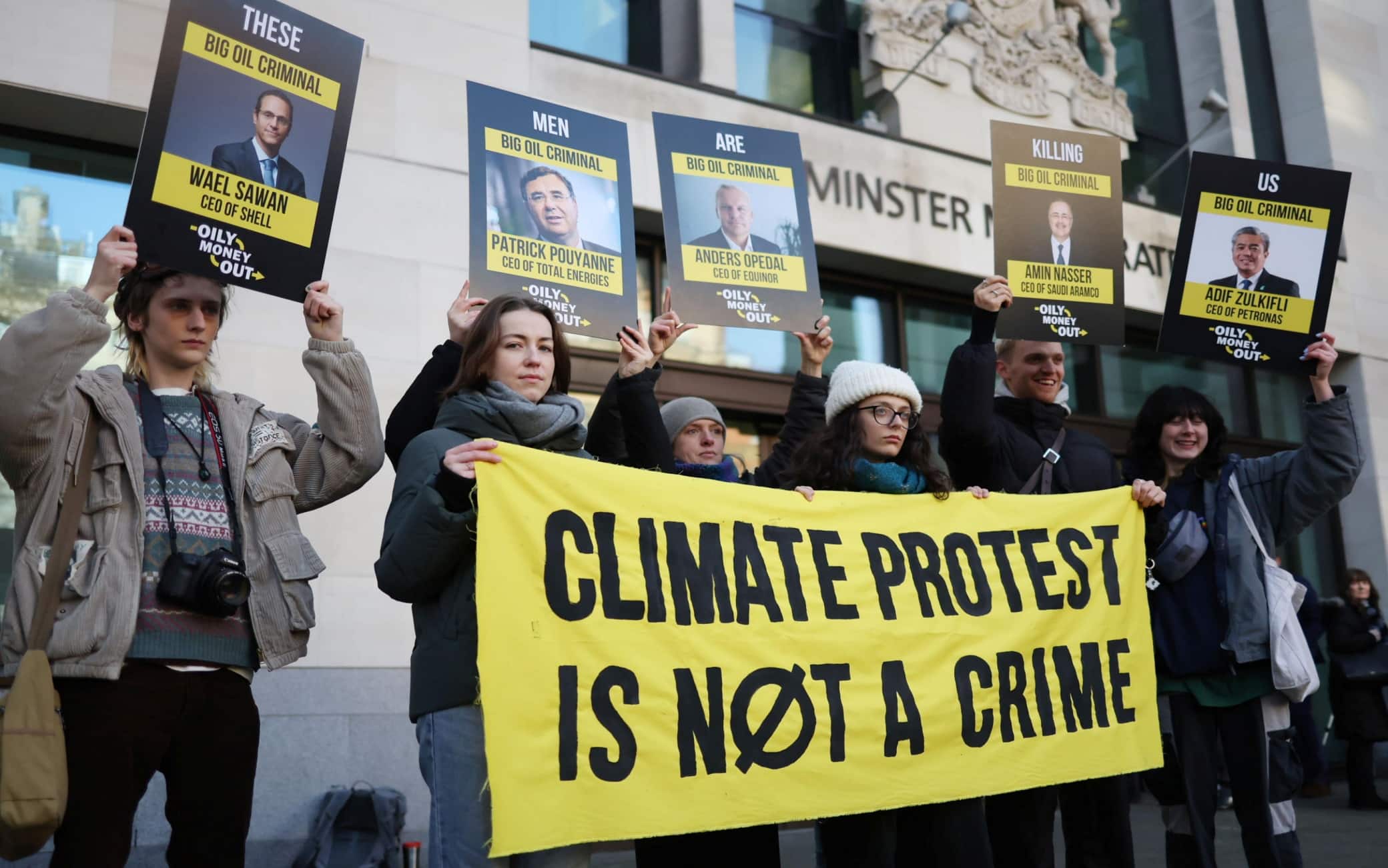 Gli ambientalisti in protesta davanti alla sede della Westminster Magistrates Court