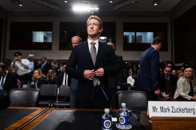 Usa, audizione in Senato su pericolosità social: Zuckerberg si scusa