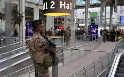 Accoltella tre persone alla stazione di Parigi, arrestato