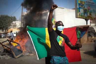 Senegal, elezioni rinviate dal presidente uscente: proteste e scontri