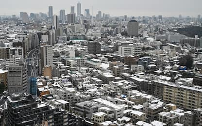 Tokyo coperta dalla neve, voli cancellati e caos trasporti. FOTO
