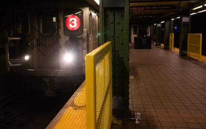Usa, sparatoria in metropolitana a New York: un morto e 5 feriti