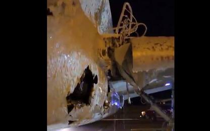 Aereo Air Serbia colpisce pali della luce della pista durante decollo