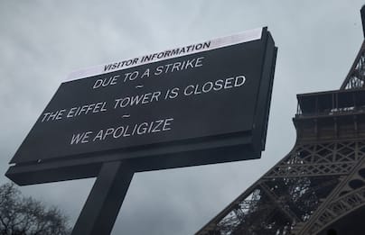 Parigi, Torre Eiffel chiusa per sciopero: lunga coda di turisti