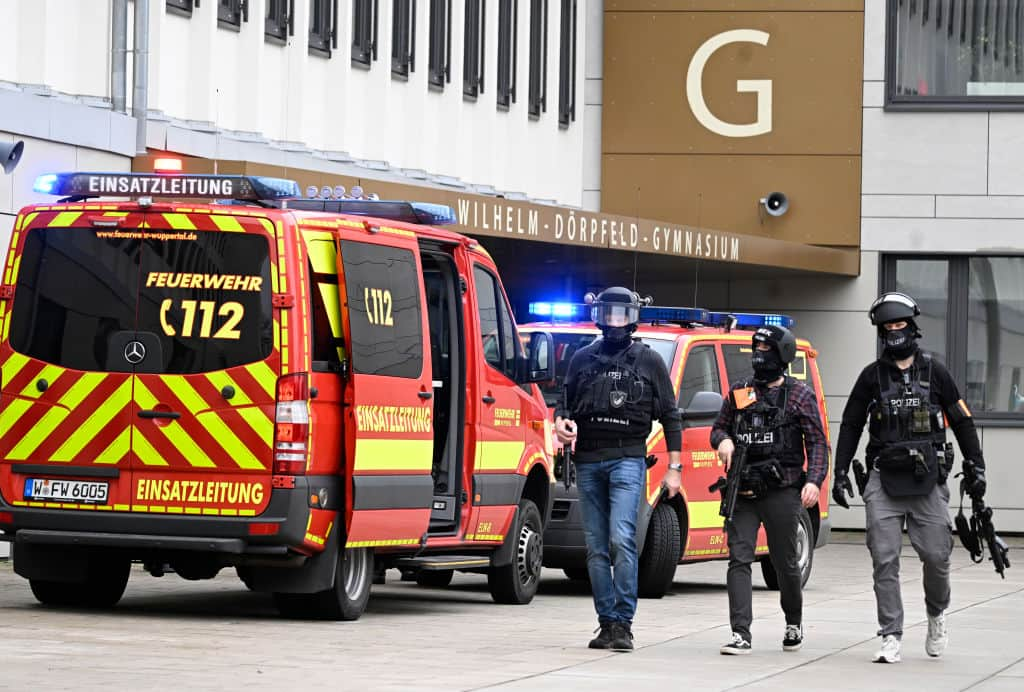 Polizia e ambulanze davanti alla scuola teatro dell'aggressione