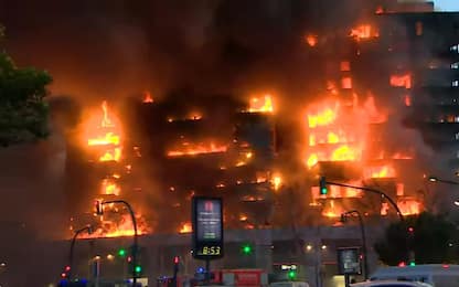 Valencia, in fiamme un edificio di 14 piani. Cosa sappiamo