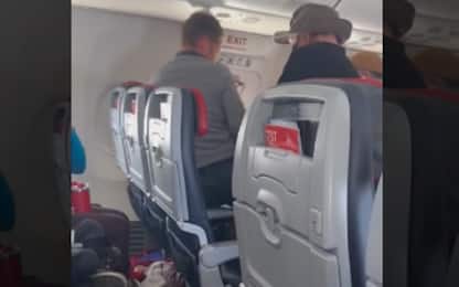 Usa, passeggero tenta di aprire portellone dell'aereo in volo. VIDEO
