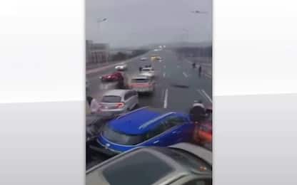Cina, tamponamento a catena tra 100 auto vicino a Shanghai. VIDEO