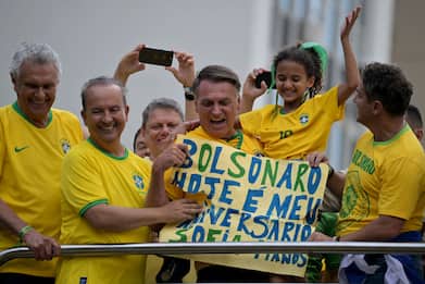 Migliaia di sostenitori di Bolsonaro manifestano al suo comizio