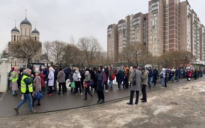 Navalny, funerali a Mosca: arrivato il feretro, applausi della folla