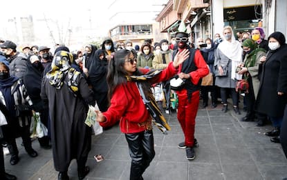 Iran, ballano in piazza per l'8 marzo: arrestate due donne