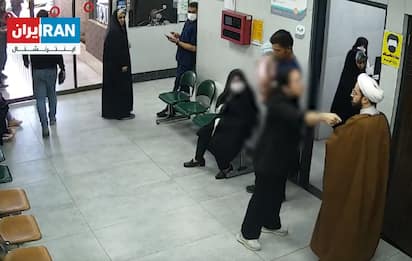 Iran,  donna senza velo affronta mullah che la filma in ospedale