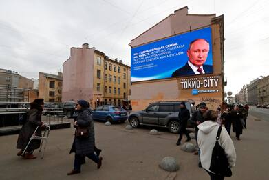 Russia, Putin punta all'85%. Monito Mosca contro manifestazioni seggi