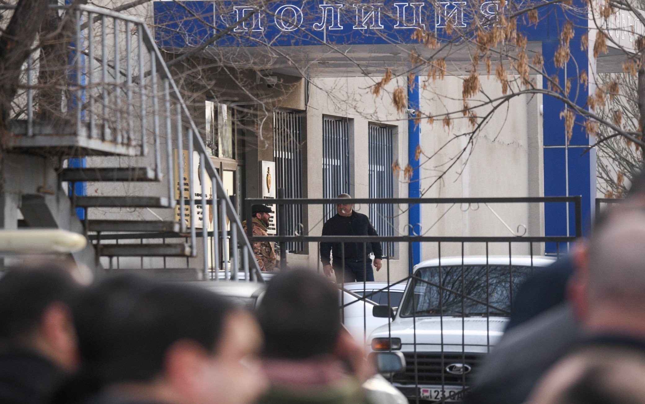 La polizia di fronte al commissariato Nor Nork della capitale armena Yerevan, dove alcune persone sono entrate armate