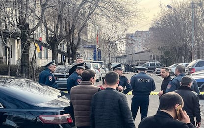 Armenia, persone armate fanno irruzione in commissariato a Yerevan