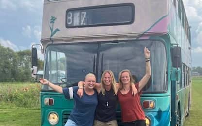 Autobus diventa ostello itinerante, 4 amiche inaugurano La Karayana