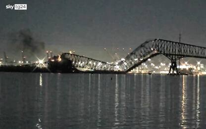 Baltimora, ponte crolla in acqua dopo urto con una nave. VIDEO