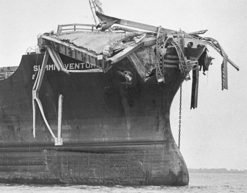 9 maggio 1980: detriti del Sunshine Skyway Bridge appollaiati sulla prua del mercantile "Summit Venture" dopo che la nave aveva speronato il ponte durante un temporale a Tampa Bay, in Florida