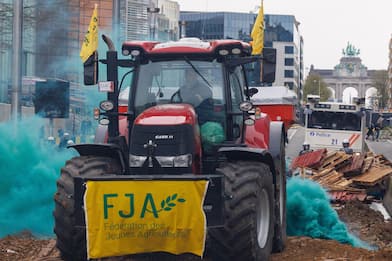 Protesta dei trattori, roghi davanti all'Eurocamera di Bruxelles