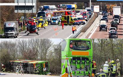 Germania, bus Flixbus si ribalta: diverse vittime. Foto dei soccorsi