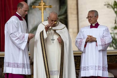 Messa di Pasqua, il Papa: "Auspico pace e cessate il fuoco a Gaza"