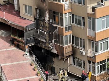 Incendio a Istanbul, brucia palazzo del centro: almeno 29 morti